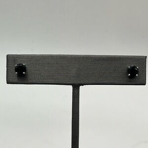 Black Stone Stud Earrings in Sterling silver. 925.         D
